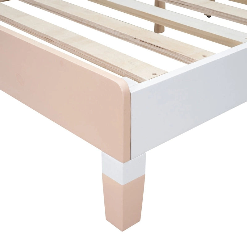 Lit plateforme double en bois avec tête de lit à motif en arc pour chambre d'enfant