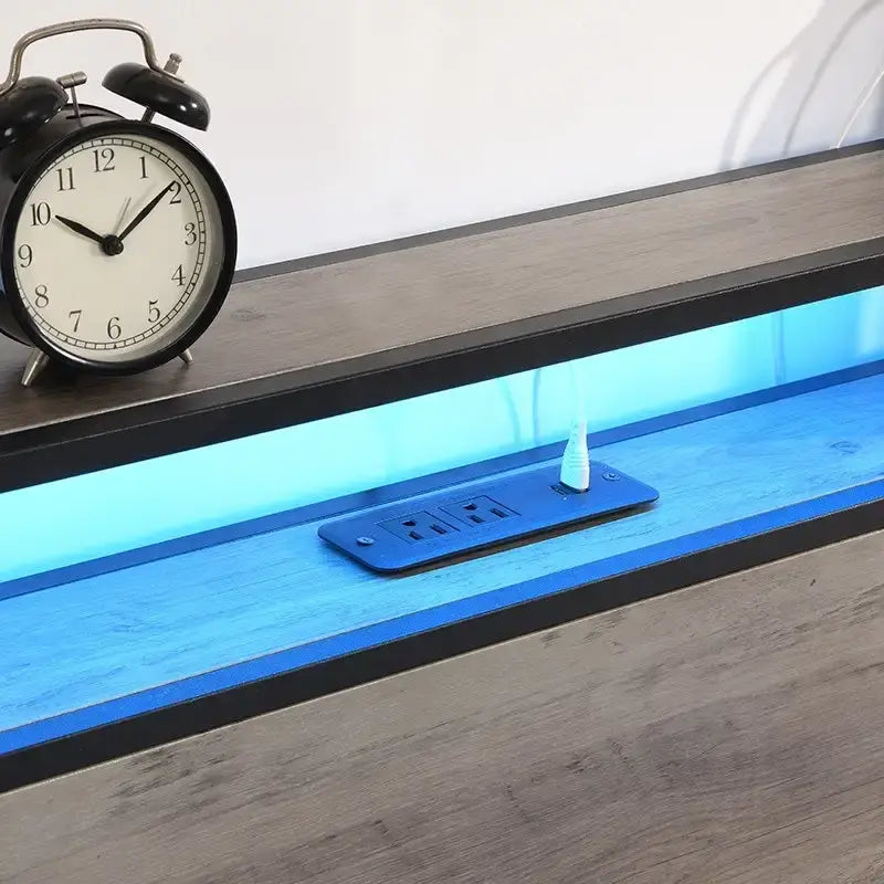 Lit plateforme en bois et métal avec tête de lit de rangement